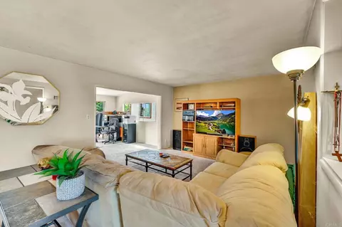 Living - 604 Rudd Rd, Vista, CA 92084 photo 1 of 3