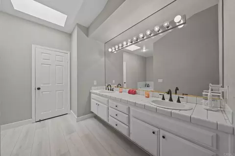 Bath - 43870 Gatewood Way, Temecula, CA 92592 photo 2 of 4
