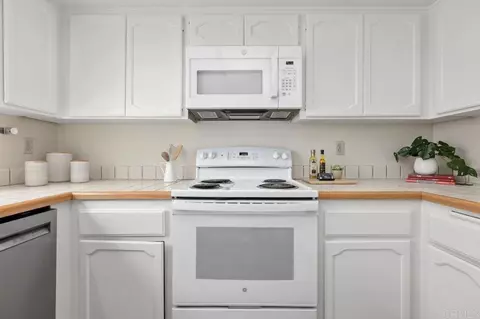 Kitchen - 6890 Peach Tree Rd, Carlsbad, CA 92011 photo 2 of 5