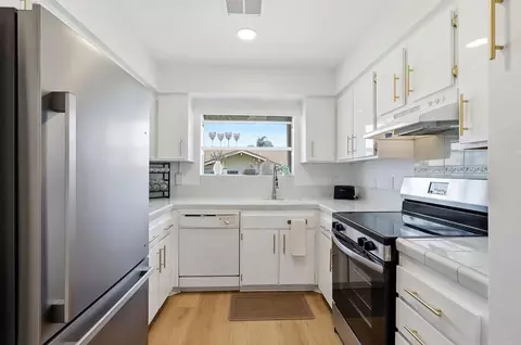 Kitchen - 1039 Plover Way, Oceanside, CA 92057 photo 3 of 4