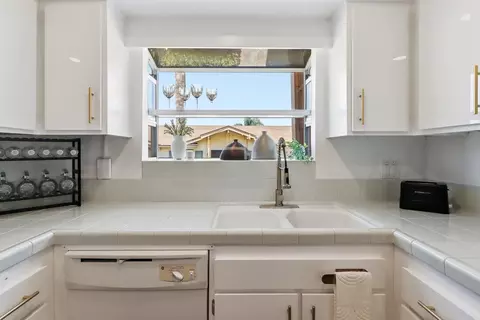 Kitchen - 1039 Plover Way, Oceanside, CA 92057 photo 4 of 4