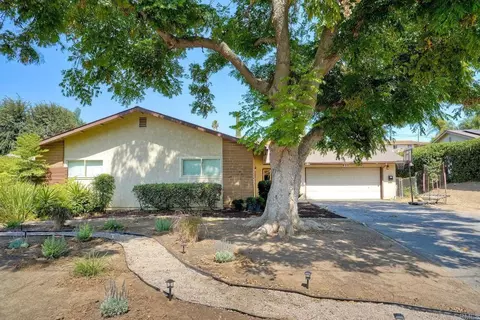 Exterior - 935 Tanya Ln, Fallbrook, CA 92028 photo 2 of 8