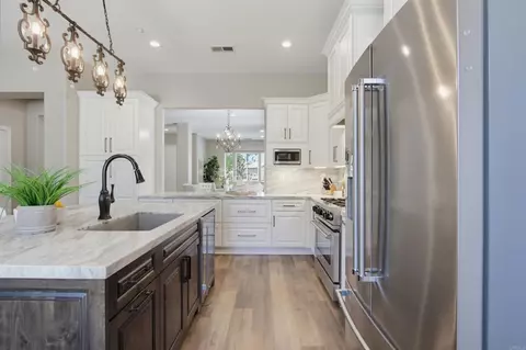 Kitchen - 820 Culloden Ct, Fallbrook, CA 92028 photo 4 of 6