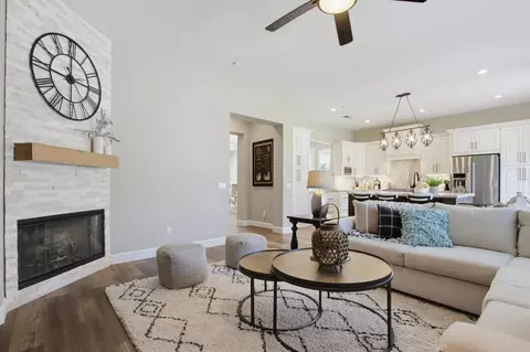 Living - 820 Culloden Ct, Fallbrook, CA 92028 photo 3 of 6