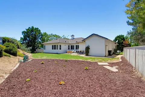 Exterior - 820 Culloden Ct, Fallbrook, CA 92028 photo 3 of 10