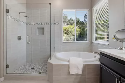 Bath - 820 Culloden Ct, Fallbrook, CA 92028 photo 2 of 5