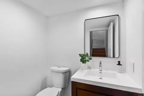 Bath - 917 Intrepid Ct, Del Mar, CA 92014 photo 1 of 3