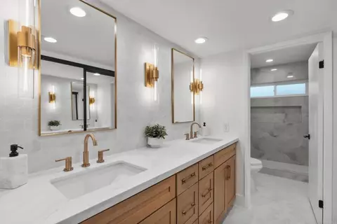 Bath - 917 Intrepid Ct, Del Mar, CA 92014 photo 2 of 3