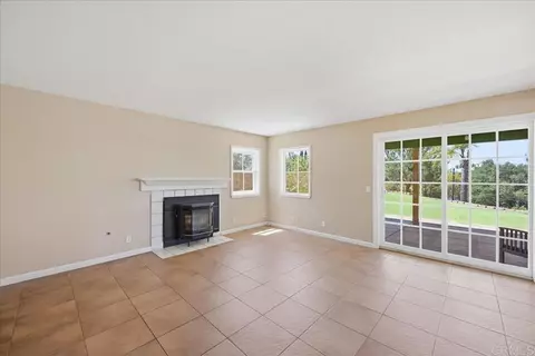 Living - 842 Porter Way, Fallbrook, CA 92028 photo 4 of 7