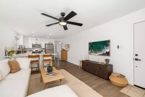 Living - 212 Gloxina St, Encinitas, CA 92024 photo 2 of 2