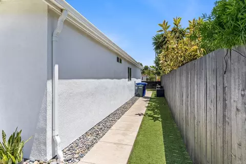 Exterior - 212 Gloxina St, Encinitas, CA 92024 photo 6 of 9