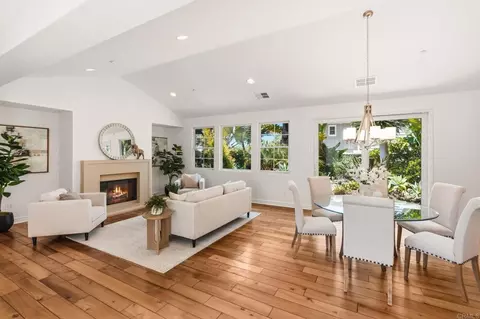 Living - 1904 Sheridan Rd, Encinitas, CA 92024 photo 4 of 5