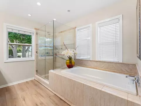 Bath - 1482 Eagle Gln, Escondido, CA 92029 photo 1 of 3