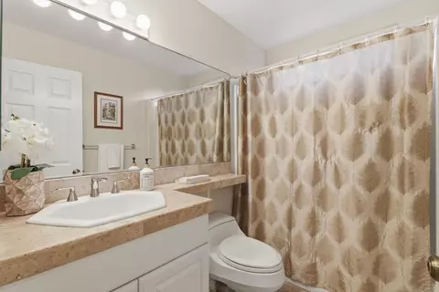 Bath - 398 Andrew Ave, Encinitas, CA 92024 photo 3 of 3