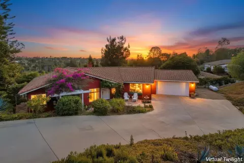 Exterior - 2202 Crest Hill Ln, Fallbrook, CA 92028 photo 2 of 26