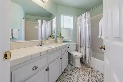 Bath - 2202 Crest Hill Ln, Fallbrook, CA 92028 photo 4 of 4