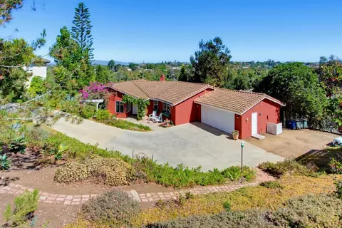 Exterior - 2202 Crest Hill Ln, Fallbrook, CA 92028 photo 3 of 26
