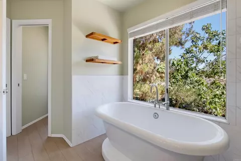 Bath - 2202 Crest Hill Ln, Fallbrook, CA 92028 photo 3 of 4
