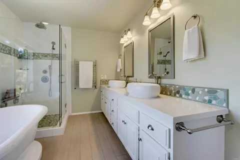 Bath - 2202 Crest Hill Ln, Fallbrook, CA 92028 photo 2 of 4
