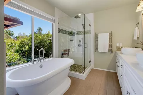 Bath - 2202 Crest Hill Ln, Fallbrook, CA 92028 photo 1 of 4