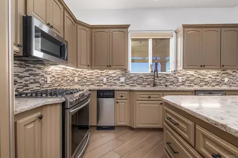 Kitchen - 2255 Los Altos De Cerro, Ramona, CA 92065 photo 5 of 8