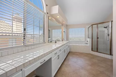 Bath - 3730 Hillview Way, Oceanside, CA 92056 photo 2 of 4
