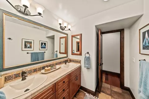 Bath - 13951 Durango Dr, Del Mar, CA 92014 photo 6 of 7