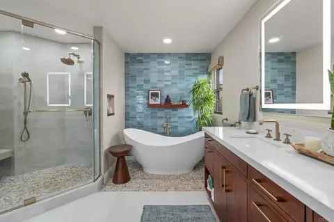 Bath - 13951 Durango Dr, Del Mar, CA 92014 photo 3 of 7