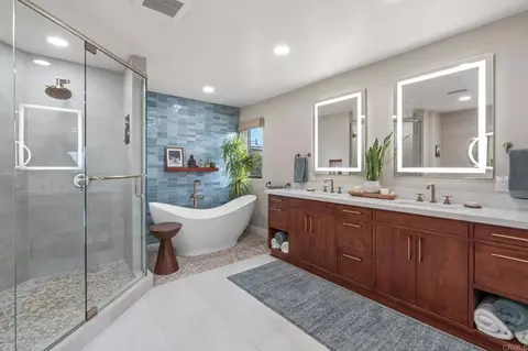 Bath - 13951 Durango Dr, Del Mar, CA 92014 photo 2 of 7