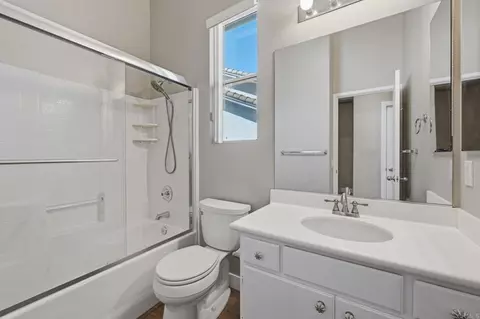 Bath - 31335 Canterbury Ct, Temecula, CA 92591 photo 3 of 3