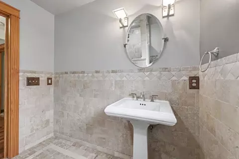 Bath - 983 El Pajodo Pl, Vista, CA 92084 photo 2 of 4
