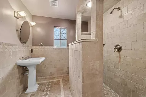 Bath - 983 El Pajodo Pl, Vista, CA 92084 photo 1 of 4