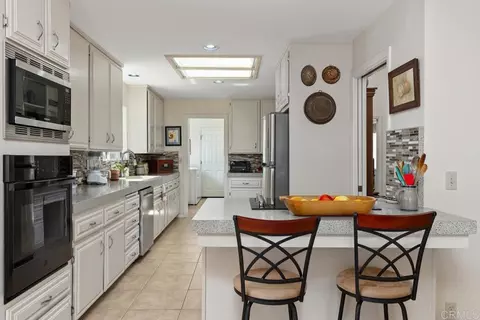 Kitchen - 1066 Ridge Heights Dr, Fallbrook, CA 92028 photo 3 of 6