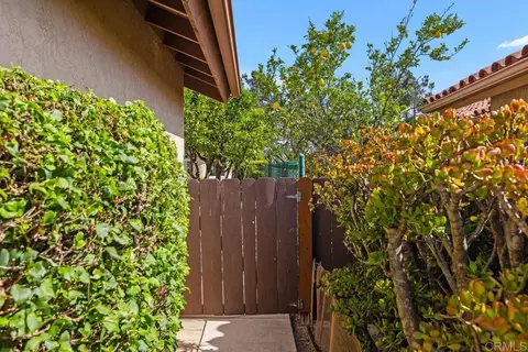 Exterior - 1066 Ridge Heights Dr, Fallbrook, CA 92028 photo 2 of 12
