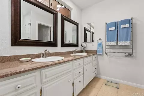 Bath - 1066 Ridge Heights Dr, Fallbrook, CA 92028 photo 2 of 4