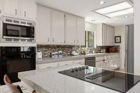 Kitchen - 1066 Ridge Heights Dr, Fallbrook, CA 92028 photo 4 of 6