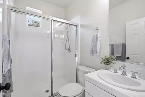 Bath - 399 Amparo Dr, Escondido, CA 92025 photo 2 of 5
