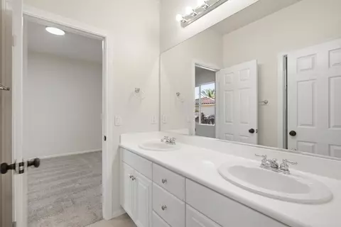 Bath - 399 Amparo Dr, Escondido, CA 92025 photo 3 of 5