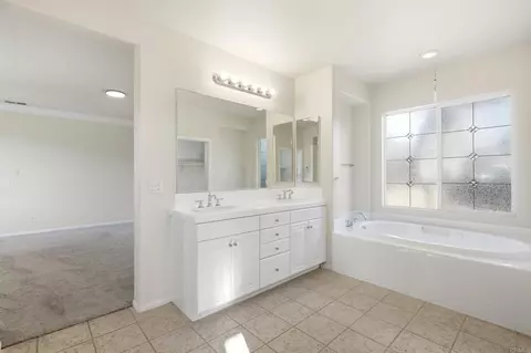 Bath - 399 Amparo Dr, Escondido, CA 92025 photo 4 of 5