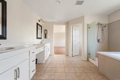 Bath - 5276 Willow Walk, Oceanside, CA 92057 photo 2 of 5