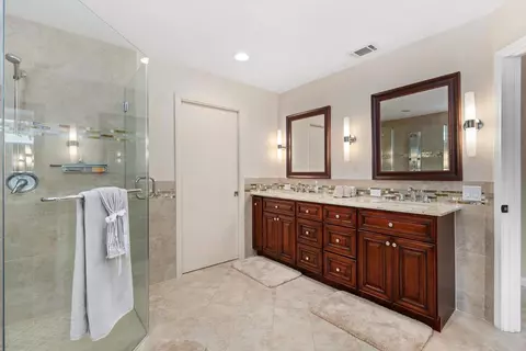 Bath - 2125 Walnut Ln, Vista, CA 92084 photo 2 of 5