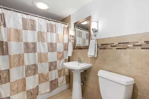 Bath - 2125 Walnut Ln, Vista, CA 92084 photo 3 of 5