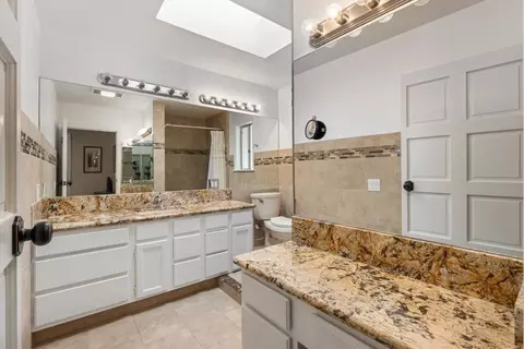 Bath - 2125 Walnut Ln, Vista, CA 92084 photo 4 of 5