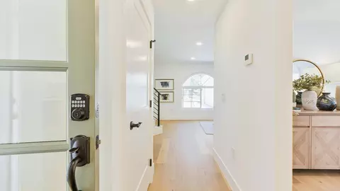 Entry Way - 2399 Ivy Rd, Oceanside, CA 92054 photo 4 of 8