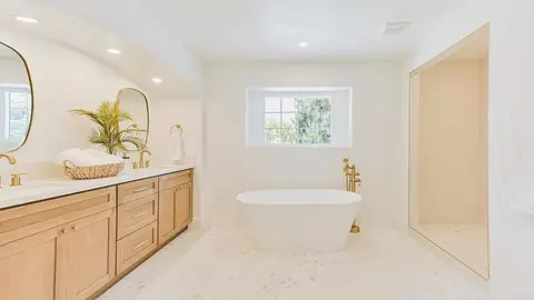 Bath - 2399 Ivy Rd, Oceanside, CA 92054 photo 2 of 6