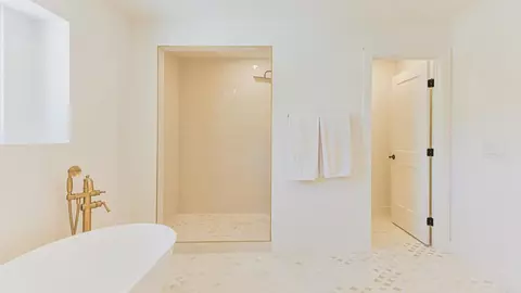 Bath - 2399 Ivy Rd, Oceanside, CA 92054 photo 3 of 6