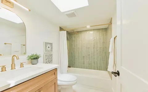 Bath - 2399 Ivy Rd, Oceanside, CA 92054 photo 6 of 6
