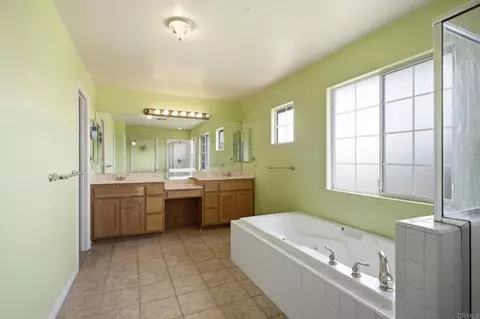 Bath - 1737 Foxfire Ct, Escondido, CA 92026 photo 2 of 4