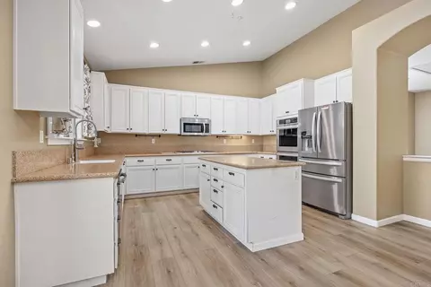 Kitchen - 23560 Green Gln, Ramona, CA 92065 photo 6 of 8