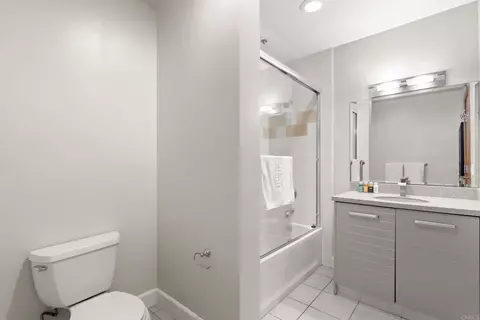 Bath - 550 Seagaze Dr #12, Oceanside, CA 92054 photo 1 of 1